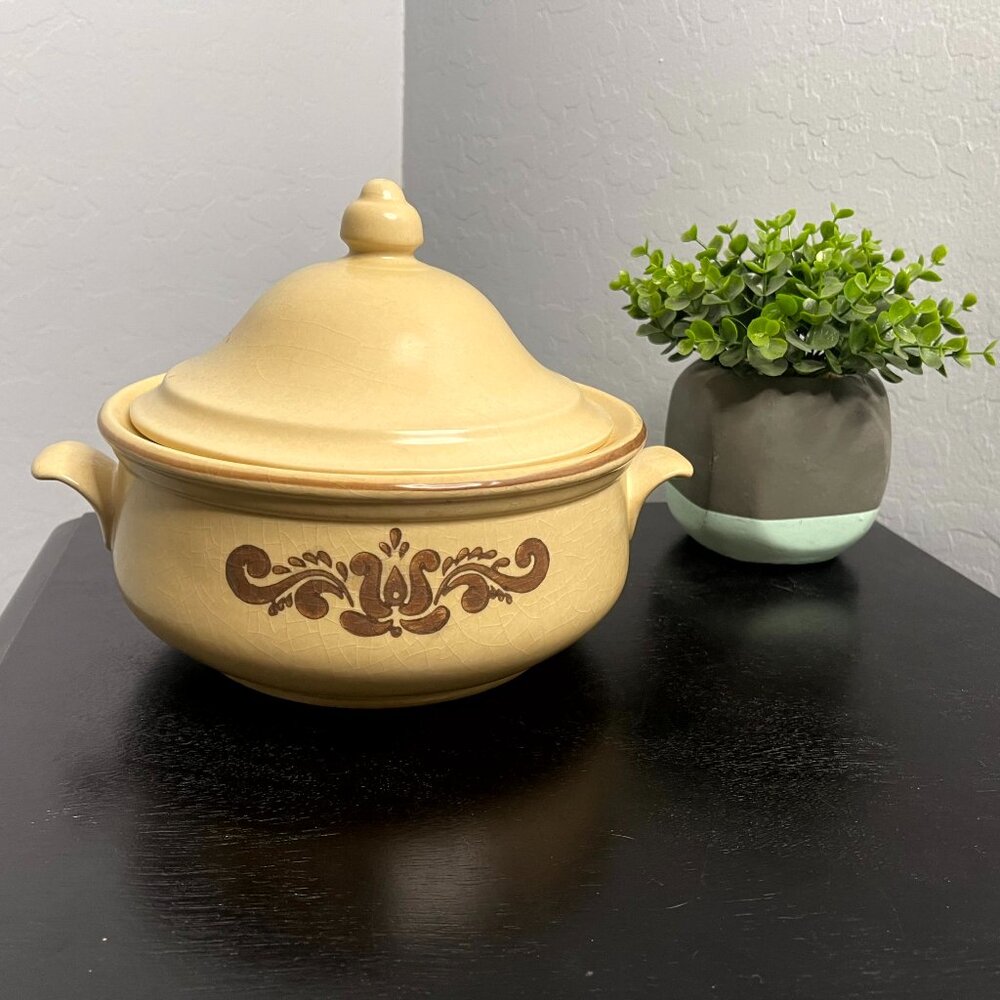 *SOLD* Vintage 1980's Pfaltzgraff 3.5 qt Casserole Dish with Lid